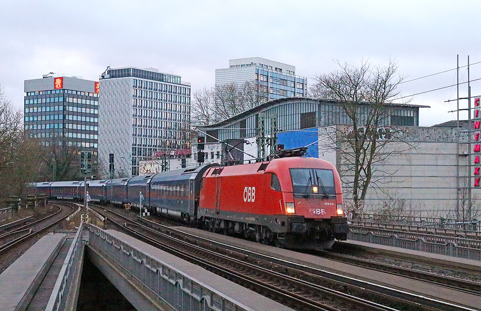 Die ÖBB 1016 015 kommt mit einem Nightjet in den Bahnhof Hamburg Dammtor eingefahren