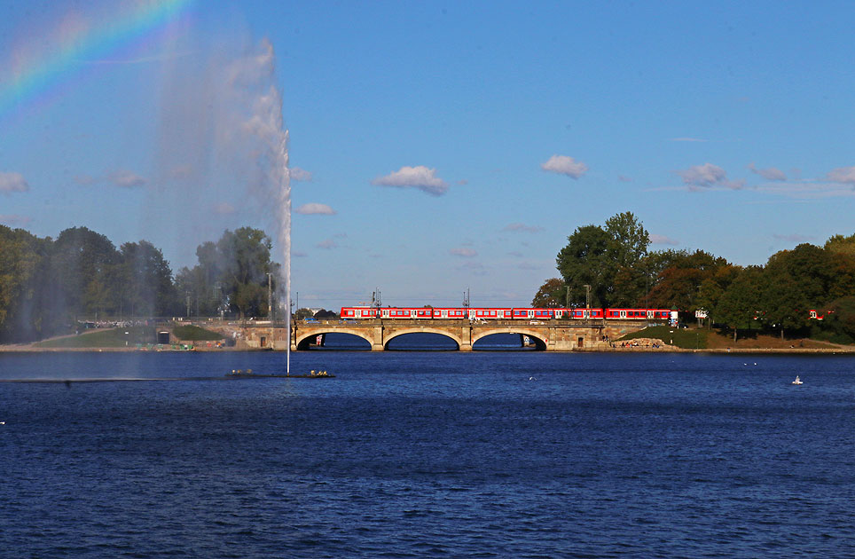 Eine Hamburger S-Bahn auf der Lombardsbrücke