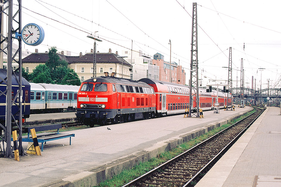 Eine Lok der Baureihe 218 in München Hbf - Lok 218 305 und später 218 830