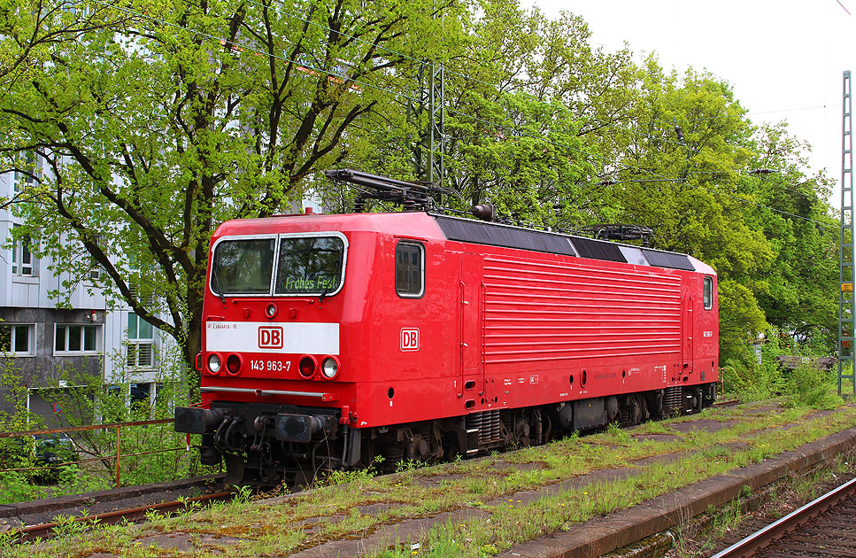 Die Lok Laura 143 963-7 im Bahnhof Hamburg-Altona