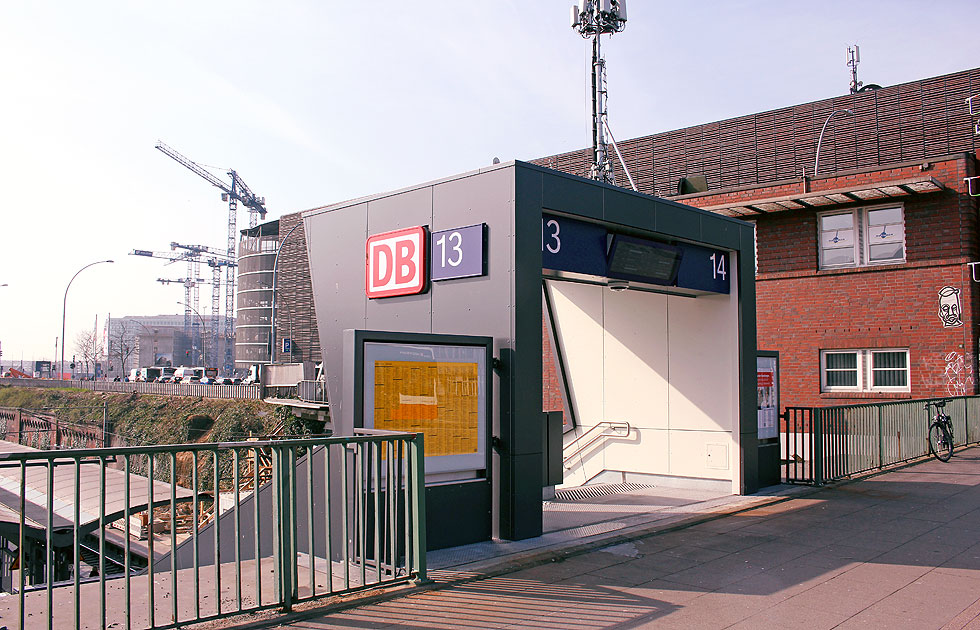 Der Bahnsteigzugang zu den Gleisen 13 und 14 am Hamburger Hauptbahnhof