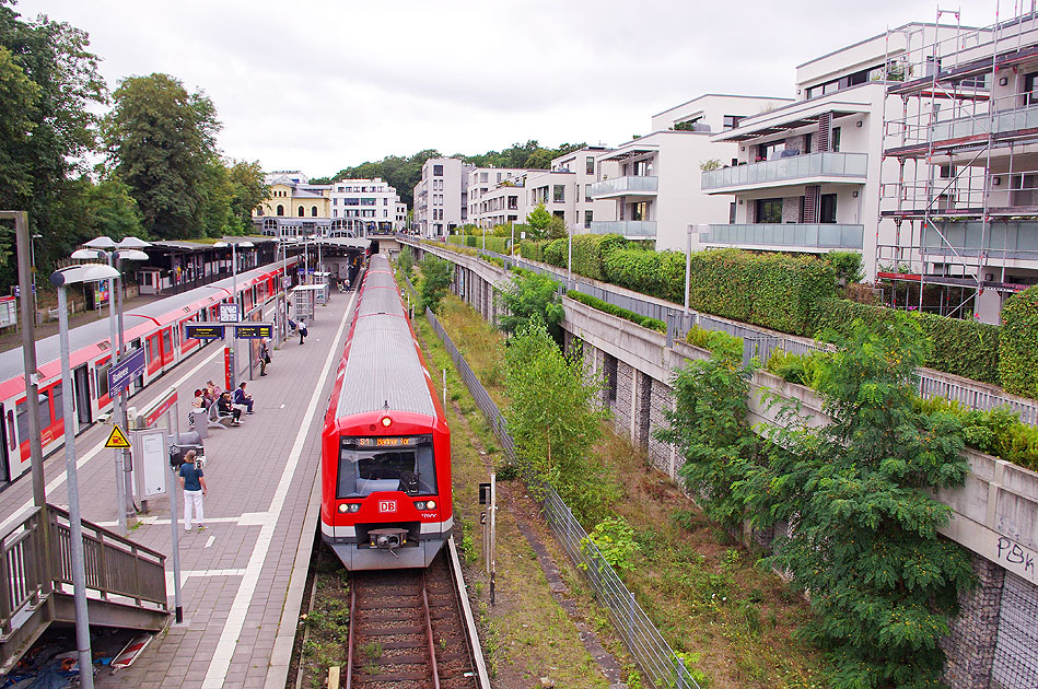 Eine S-Bahn der Baureihe 474 im Bahnhof Blankenese