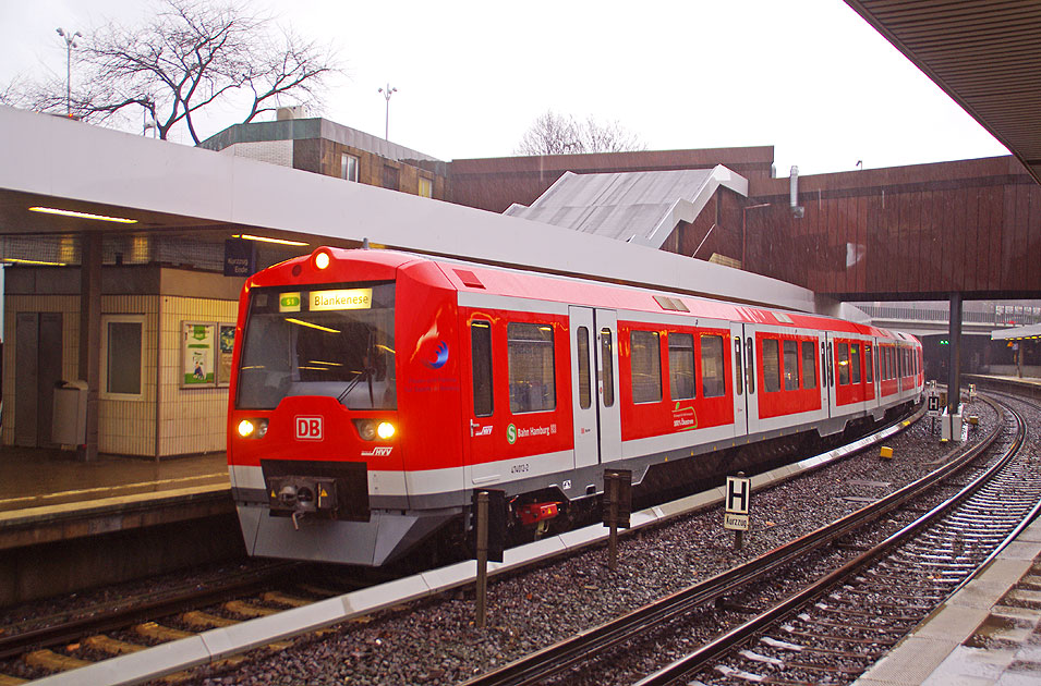 Der 474 mit Redesign der Hamburger S-Bahn im Bahnhof Berliner Tor