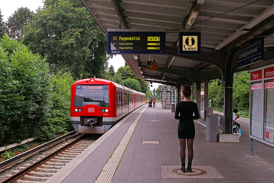 Eine S-Bahn der Baureihe 474 im Bahnhof Kornweg in Hamburg