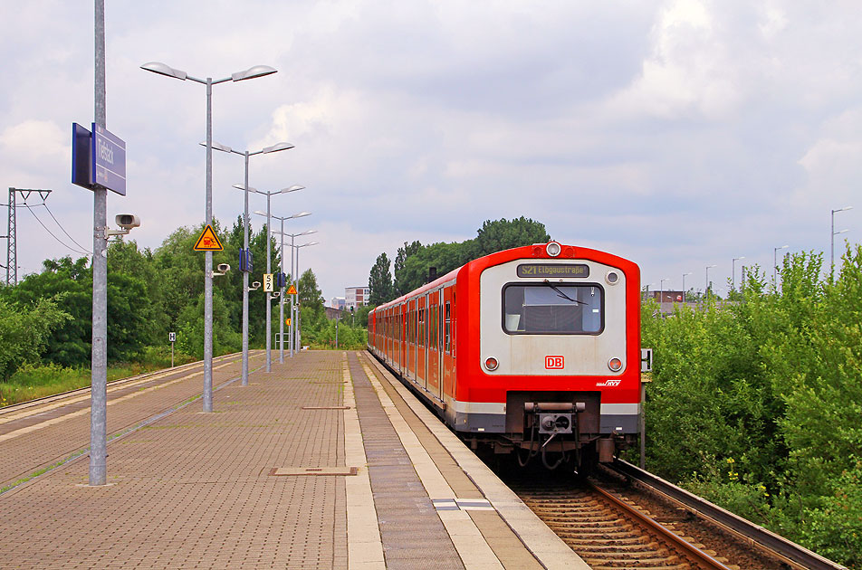 Eine S-Bahn der Baureihe 472 im Bahnhof Hamburg Tiefstack