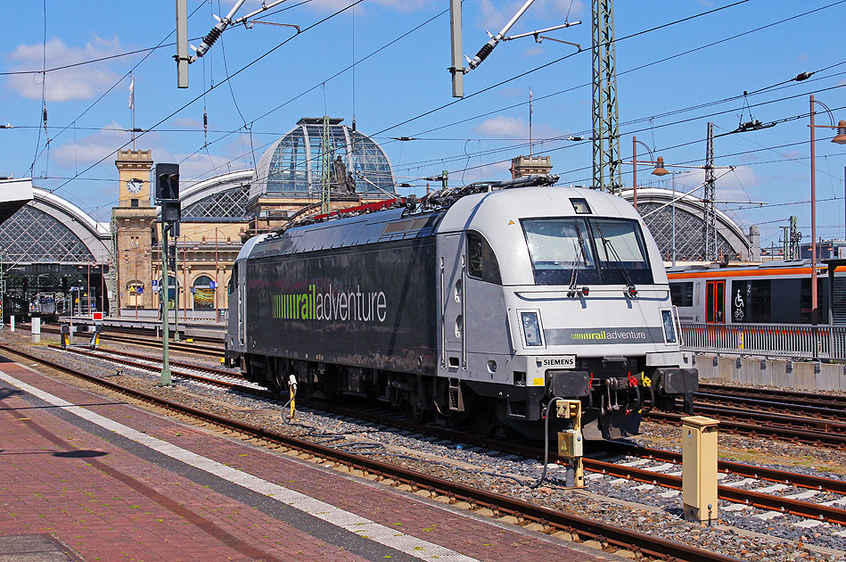 Eine Lok der Baureihe 183 in Dresden Hbf