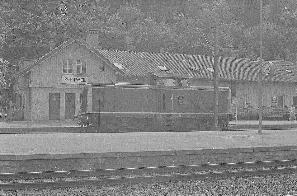 Die Bundesbahn 211  073-2 im  Bahnhof  Rottweil