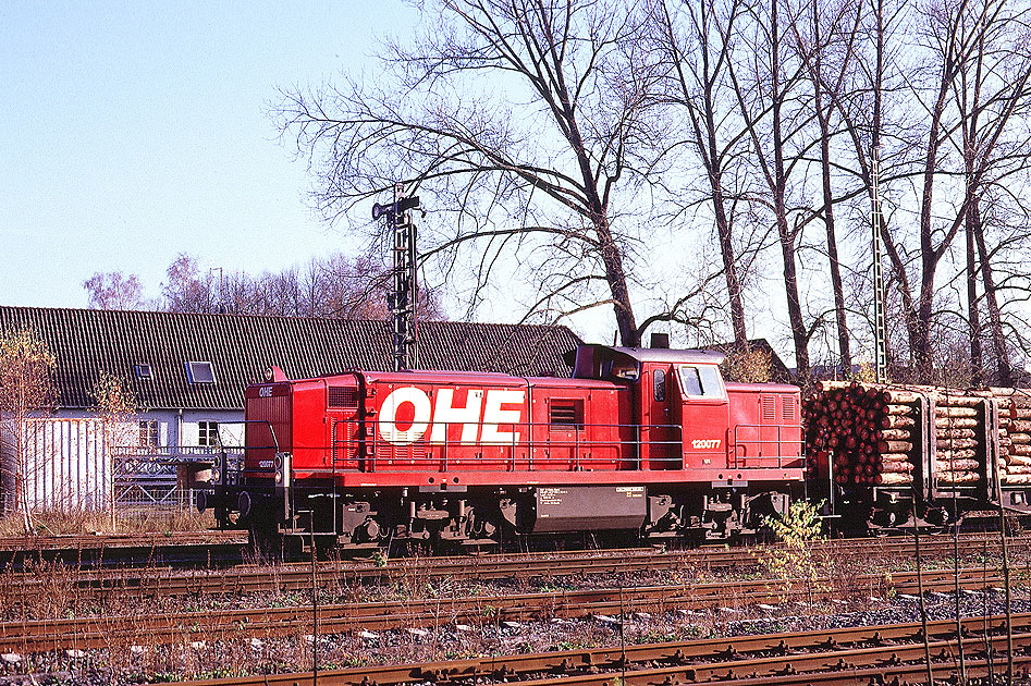 Ddie OHE-Lok 120077 mit einem Güterzug im Bahnhof Walsrode