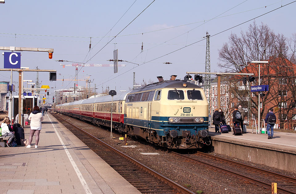Die 218 460-4 Lok Conny im  Bahnhof Hamburg-Altona