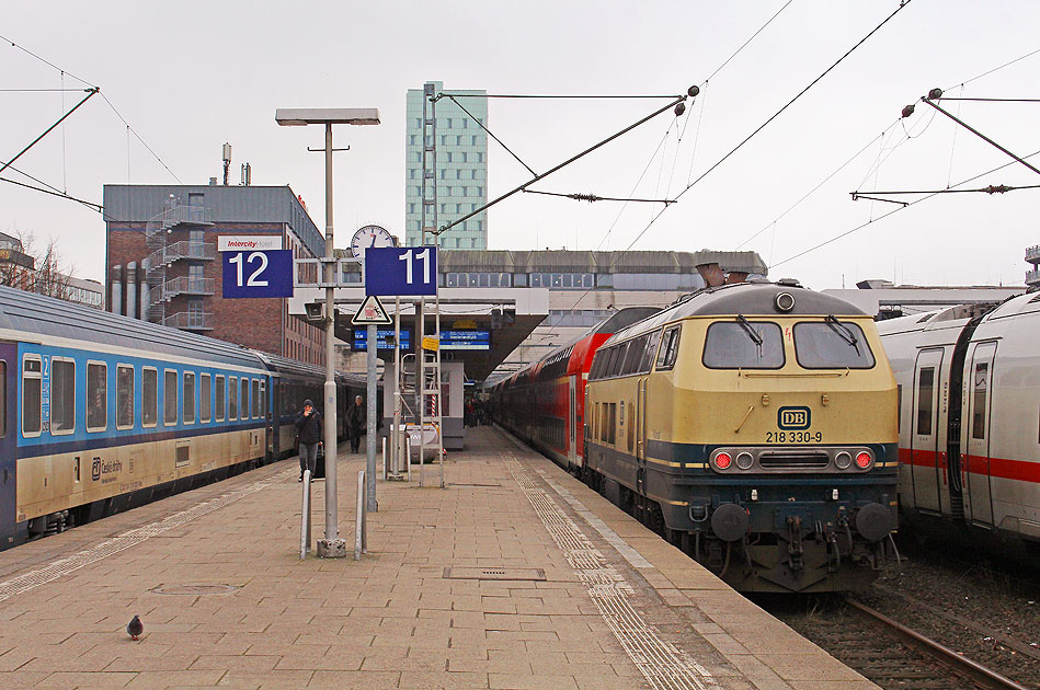 Die 218 330-9 im Bahnhof Hamburg-Altona