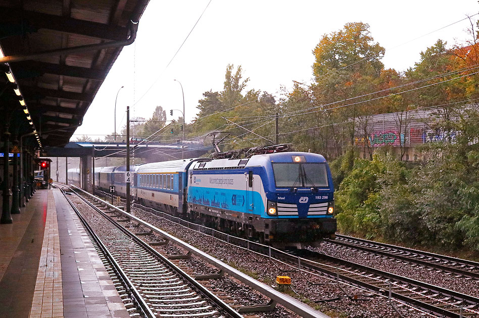 Eine Lok der Baureihe 193 von der CD am Bahnhof Berlin S&uuml;dkreuz