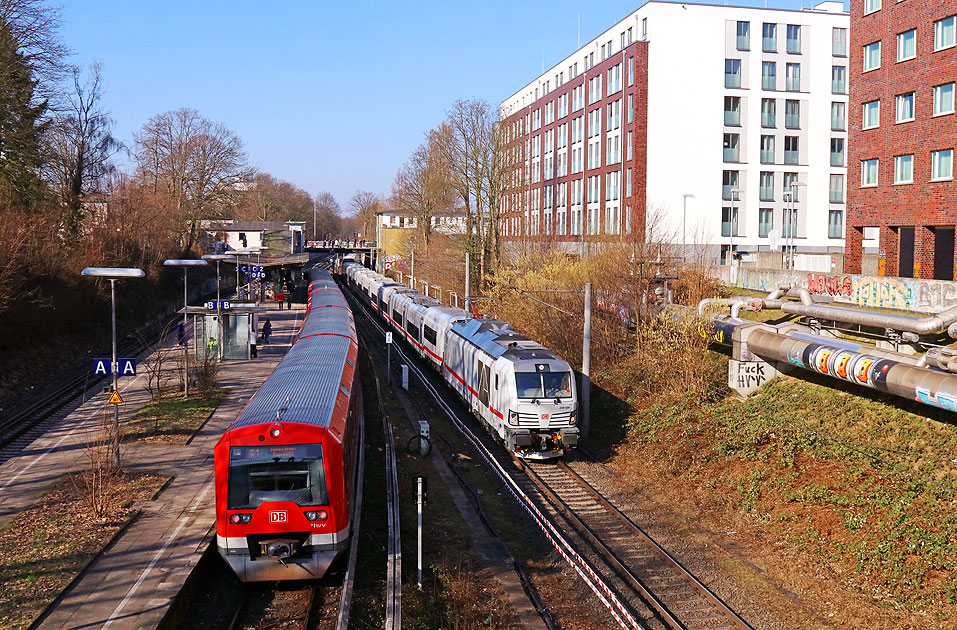 Eine Hamburger S-Bahn der Baureihe 474 und ein ICE L mit eienr 248