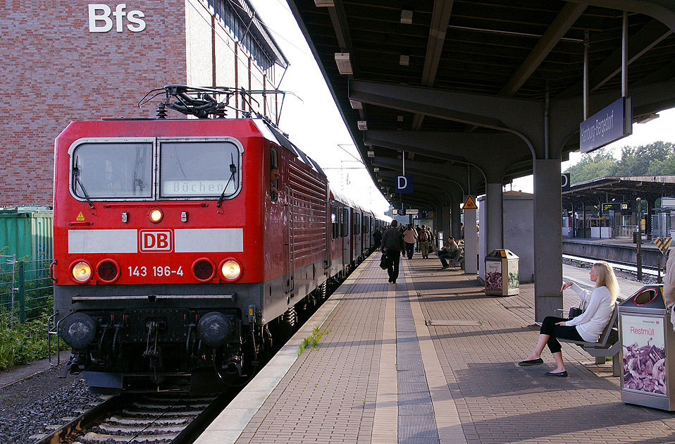 Eine Lok der Baureihe 143 im Bahnhof Hamburg-Bergedorf