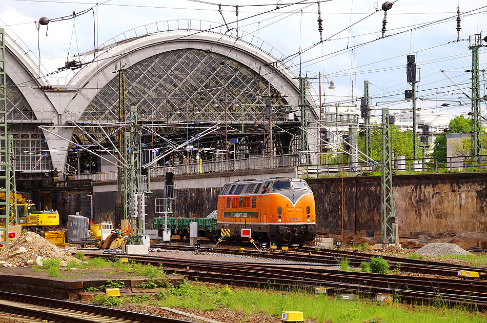 Die 221 135-8 in Dresden Hbf