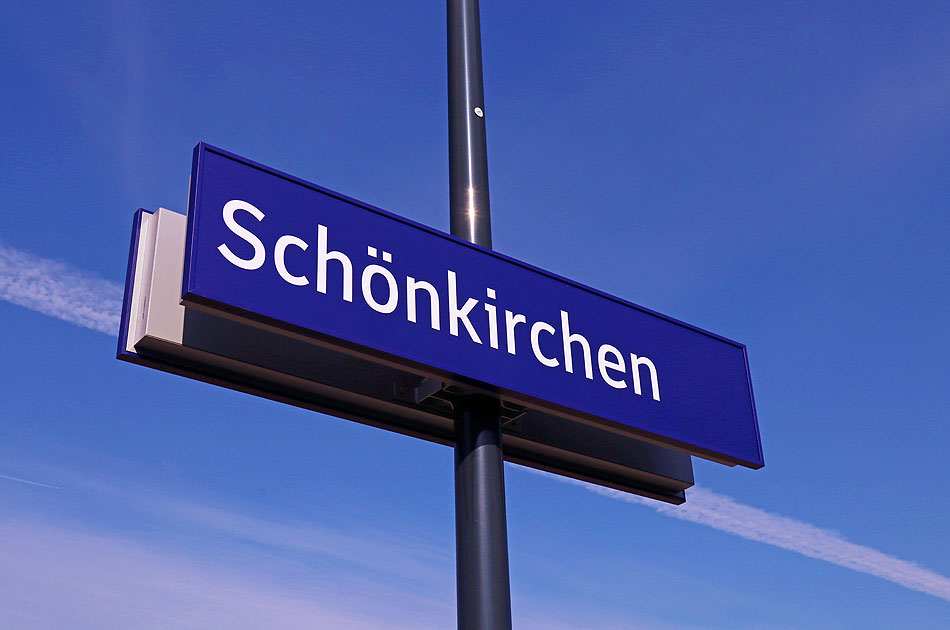 Ein Bahnhofsschild vom Bahnhof Sch&ouml;nkirchen an der Kiel-Sch&ouml;nberger Eisenbahn