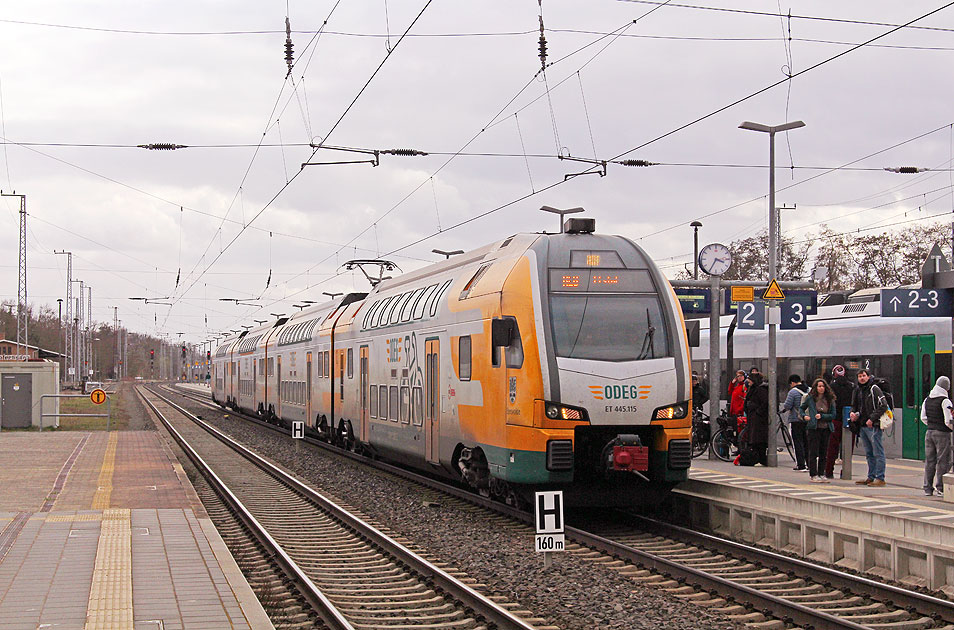 Ein ODEG Triebwagen im Bahnhof Elsterwerda