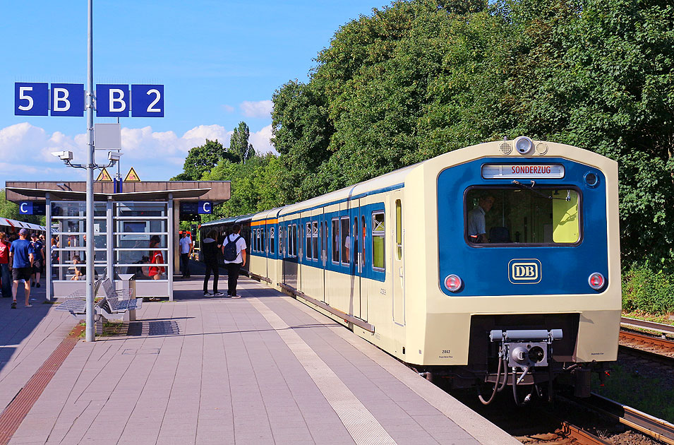 Der Museumszug der Hamburger S-Bahn im Bahnhof Hamburg-Ohlsdorf