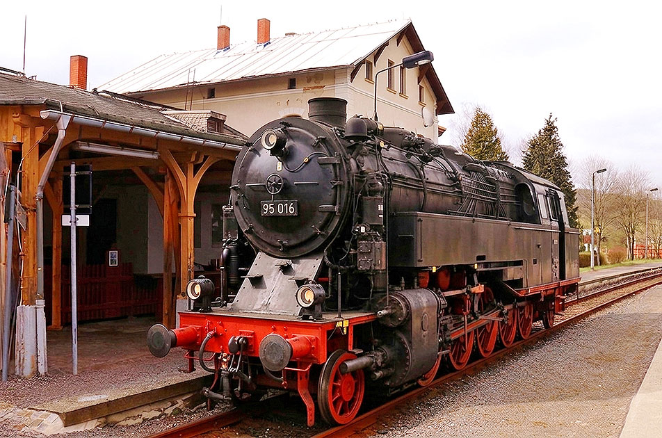 Die 95 016 im Bahnhof Mulda (Sachsen) an der Bahnstrecke von Freiberg nach Holzhau
