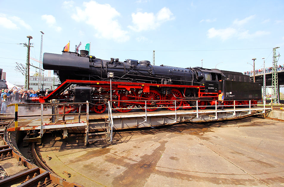 Die Dampflok 03 2155-4 auf der Drehscheibe im Bw Dresden-Altstadt