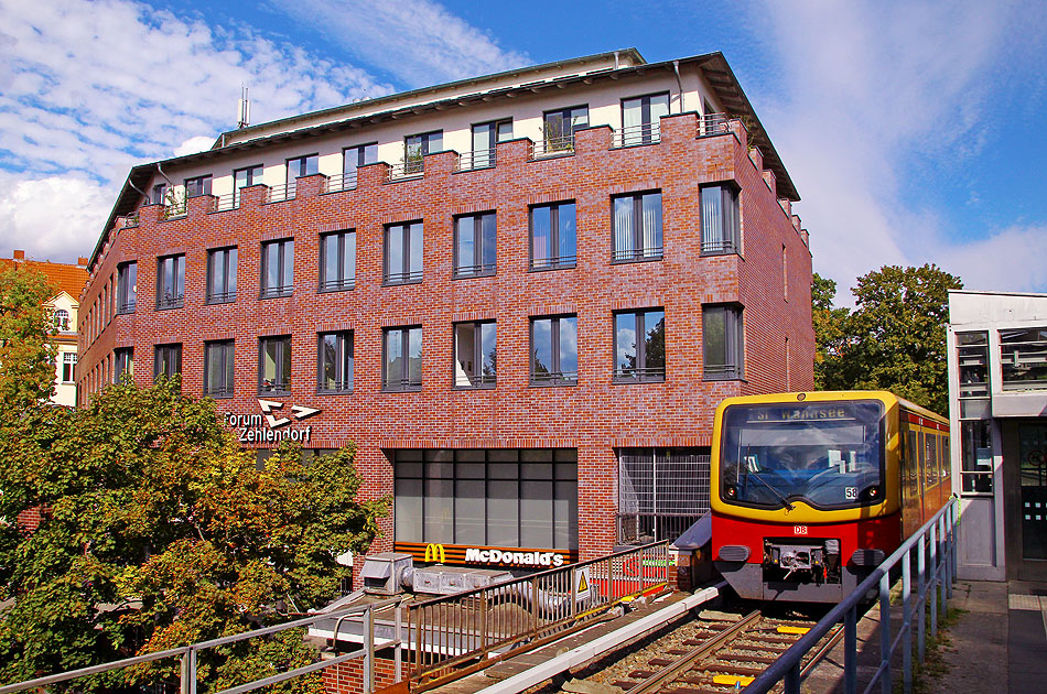 Eine S-Bahn in Berlin im Bahnhof  Zehlendorf