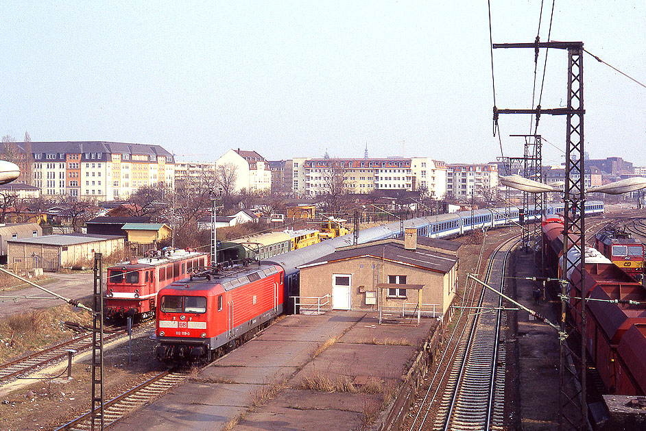 Eine Lok der Baureihe 112 im Bahnhof Dresden-Friedrichstadt