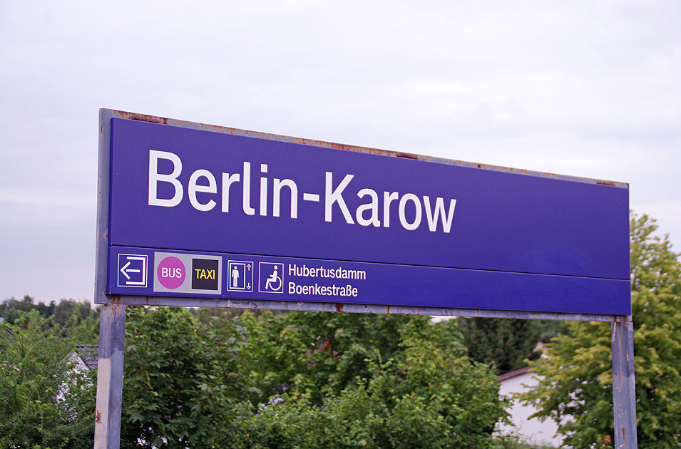 Das Bahnhofsschild vom Bahnhof Berlin-Karow der Berliner S-Bahn