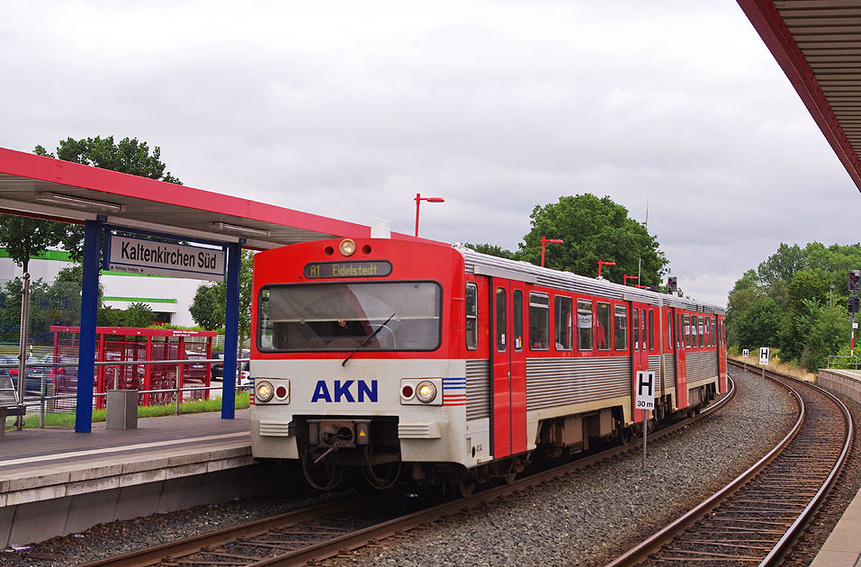 AKN VT2E Triebwagen im Bahnhof Kaltenkirchen S&uuml;d
