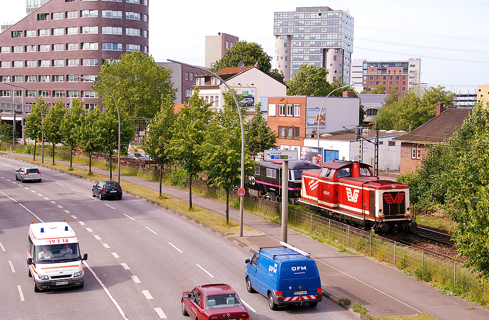 EVB Lok zieht eine Floyd Lok in Hamburg-Harburg