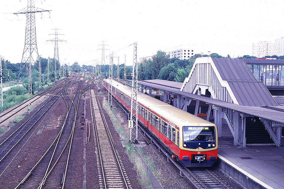 Der Bahnhof Friedrichsfelde Ost der Berliner S-Bahn - DB Baureihe 481
