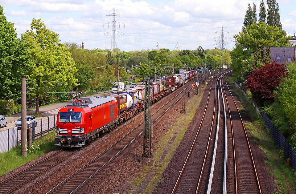 Eine Lok der Baureihe 249 auf der Unterelbebahn in Hamburg