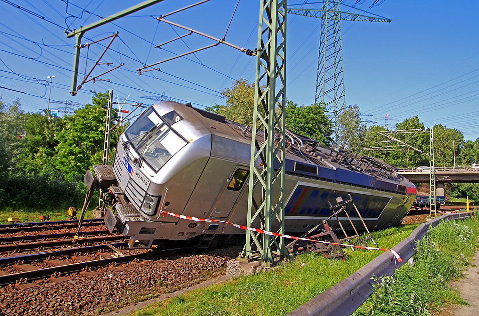 Die entgleiste Metrans-Lok 383 414-0 im Hamburger Hafen