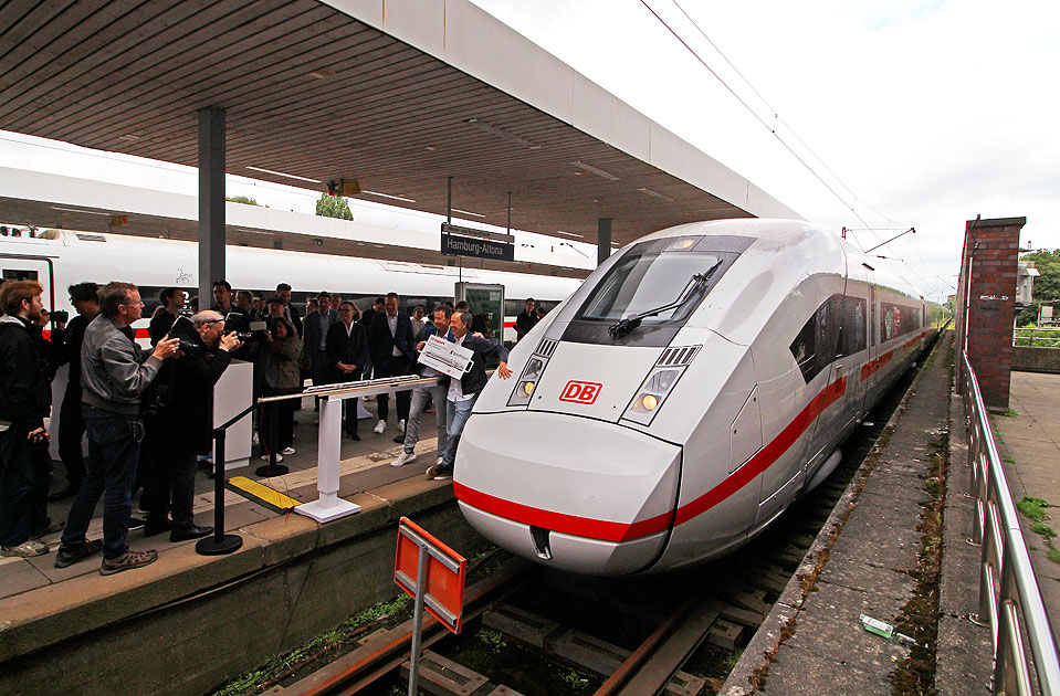 Die Taufe vom ICE Knuffingen im Bahnhof Hamburg-Altona