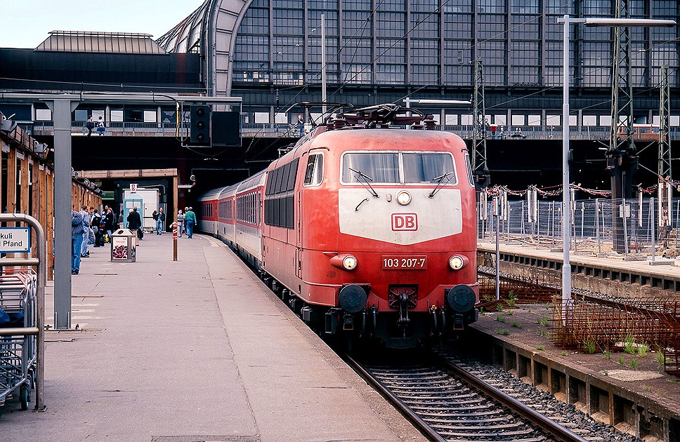 DB Baureihe 103 im Hamburger Hauptbahnhof