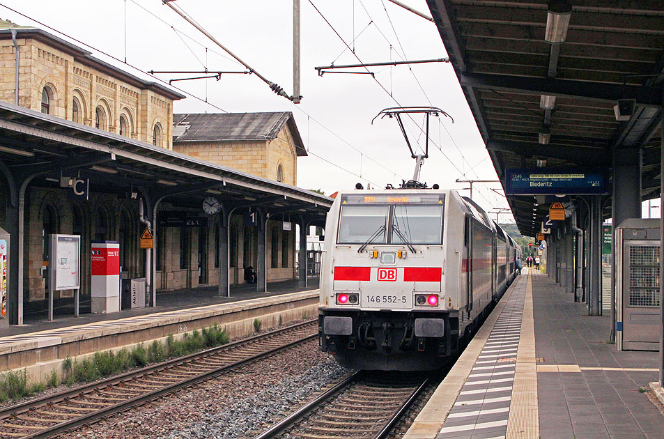 Ein IC mit einer Lok der Baureihe 146 im Bahnhof Helmstedt