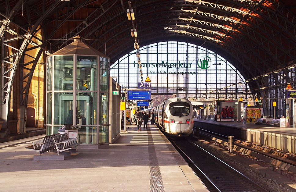 ICE Zug im Bahnhof Hamburg Dammtor