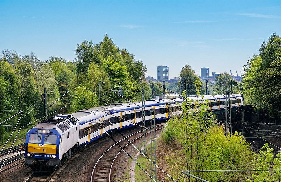 Die NOB Lok DE 2700-11 an der Br&uuml;cke Holstenkamp in Hamburg