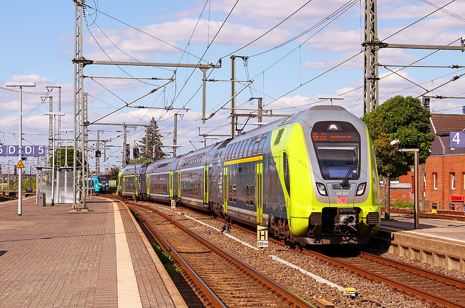 Ein Doppelstocktriebwagen im Bahnhof Neum&uuml;nster