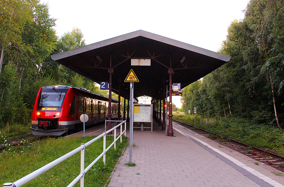 Der Bahnhof Sch&ouml;nberg in Mecklenburg mit einem Lint-Triebwagen