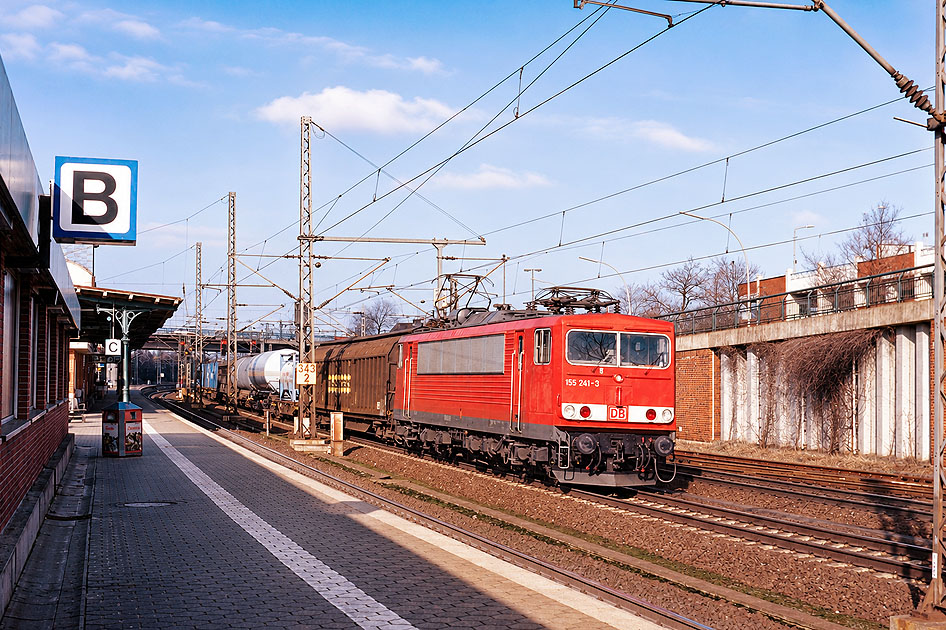 Eine Lok der Baureihe 155 im Bahnhof Hamburg-Harburg