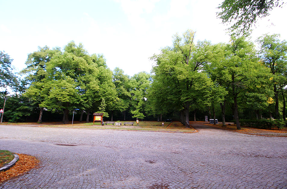 Der Bahnhofsvorplatz vom Bahnhof Stahnsdorf- Friedhofsbahn Berlin - Rudolf-Breitscheid-Platz