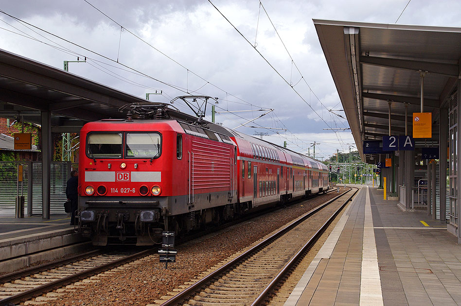 Eine Lok der Baureihe 114 in Schwerin Hbf