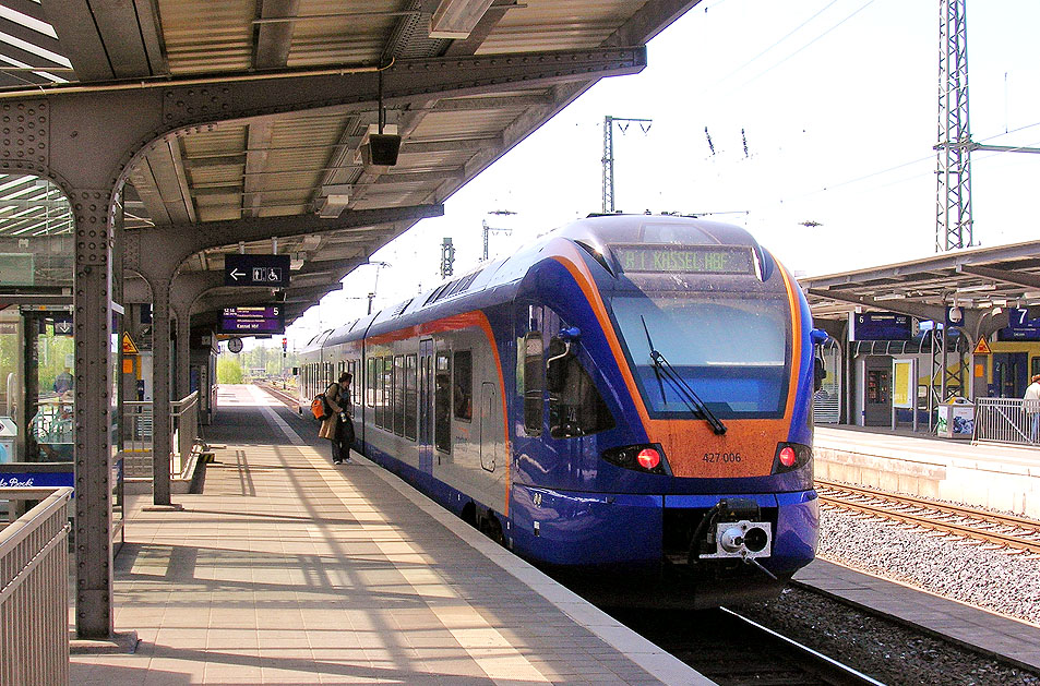 Ein Cantus-Triebwagen im Bahnhof  G&ouml;ttingen