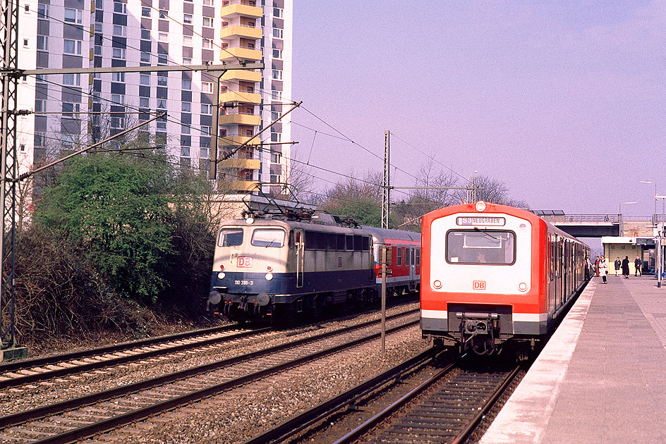 Eine Lok der Baureihe 110 und ein 472 im Bahnhof Thesdorf