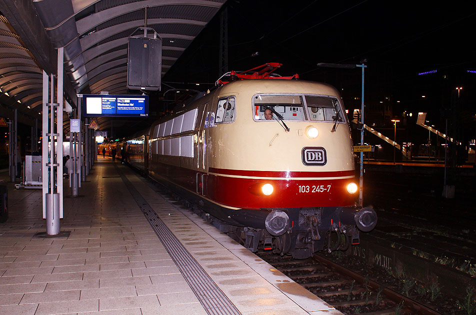 Der Abschieds IC1 mit der  103 245-7 in Hamburg Hbf