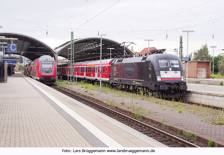 Die ES 64 U2 - 028 in Halle (Saale) Hbf