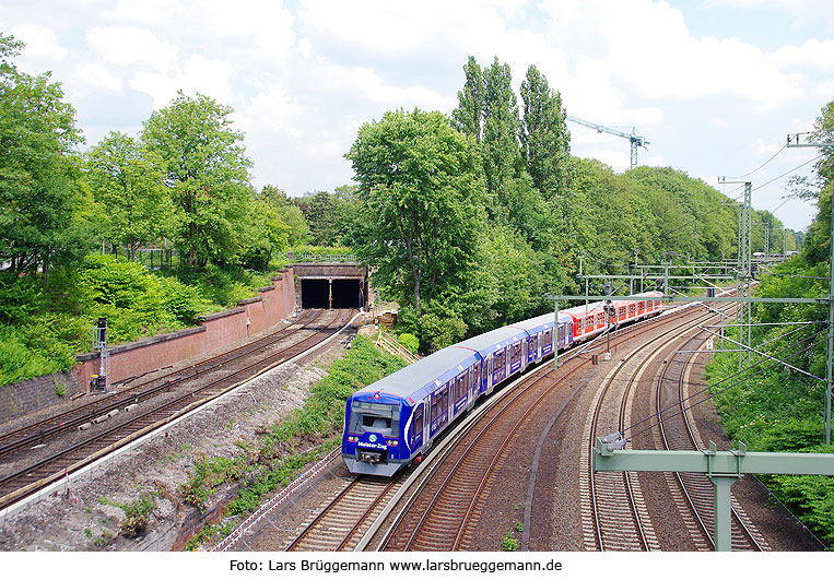 Die S-Bahn in Hamburg zwischen den Bahnhöfen Berliner Tor und Landwehr