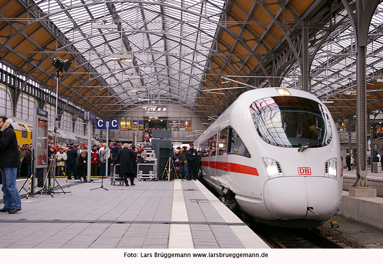 Der Eröffnungs-ICE zur Betriebsaufnahme des elektrischen Betriebs zwischen Hamburg und Lübeck in Lübeck Hbf