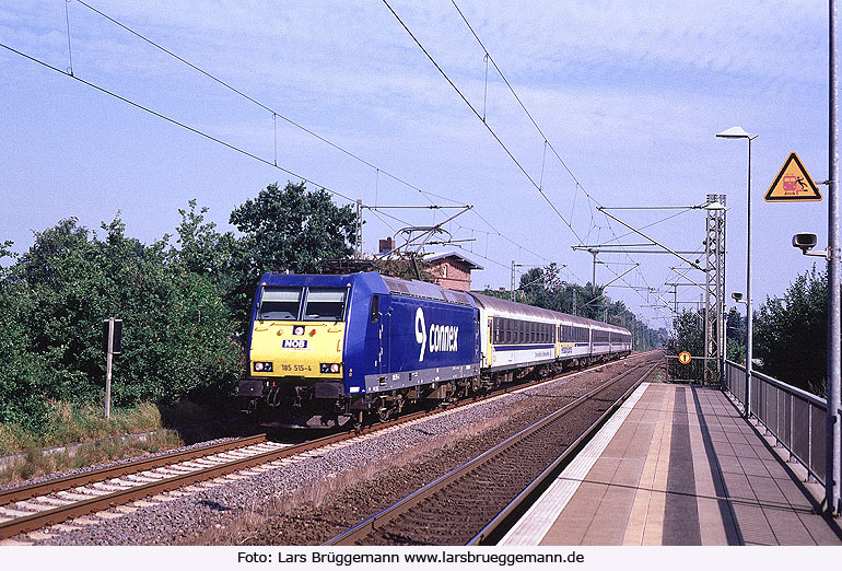 Die Baureihe 185 vor dem Flensburg Express im Bahnhof Dauenhof