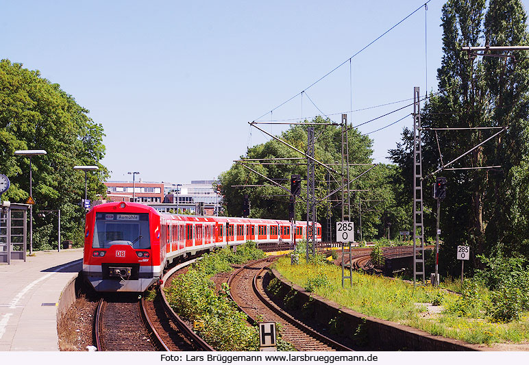 Eine S-Bahn im Bahnhof Berliner Tor der Baureihe 474
