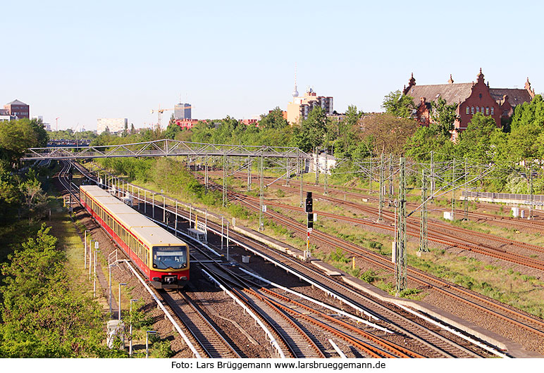 DB Baureihe 481 der S-Bahn Berlin am Bahnhof Südkreuz